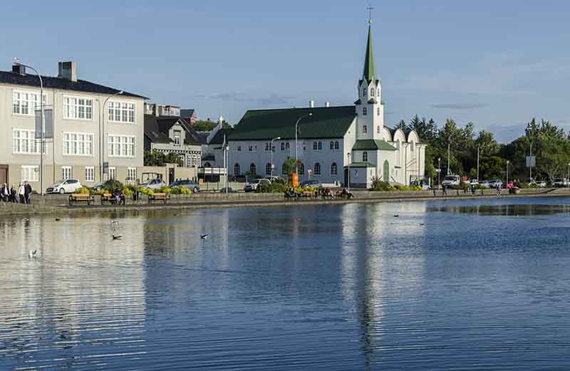 Islandia 029 - Reikjavik - Iglesia Libre de Reikjavik luterana.jpg